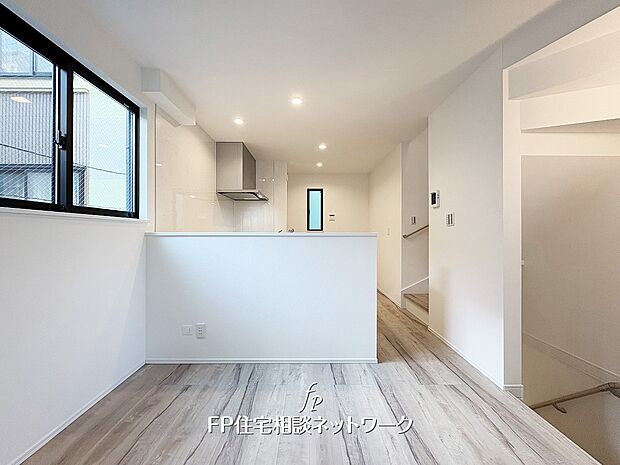 やわらかな光に包まれる心地よいリビング。キッチンとのつながりが生む開放感で、毎日の時間を豊かに彩ります。