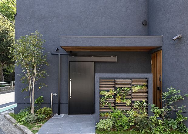 外壁　デザイン性はもちろん、塗膜の汚れを雨で流れ落とし、雨風や日差しから美しい壁面を守る耐候性の高い外壁を採用しています。