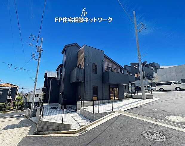 【類似外観同仕様】施工例のため分譲中の建物とは外壁、屋根開口部等の形状・仕様が異なります。