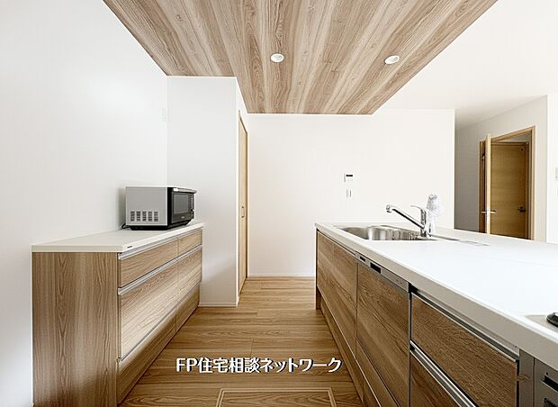 【キッチン】類似内観仕様  本画像はAIがCGで家具作成しており、実際の現地に家具は設置されておりません。また、販売価格に家具等は含まれておりません。