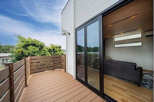 【建物プラン例　建物価格2100万円、建物面積100m2】開放感あふれるバルコニー。リビングとつながる心地よい空間で、青空の下のリラックスタイムを満喫できます。