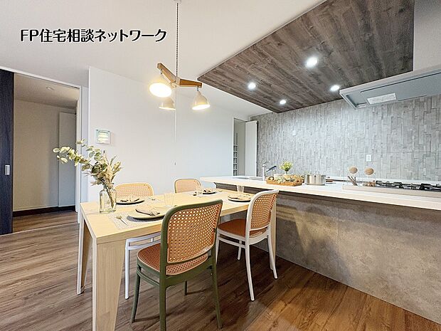 【ダイニング】  木木目とグレーを基調とした落ち着きあるLDK。ダイニングと横並びのキッチンで配膳も片付けもスムーズな生活動線が魅力です。