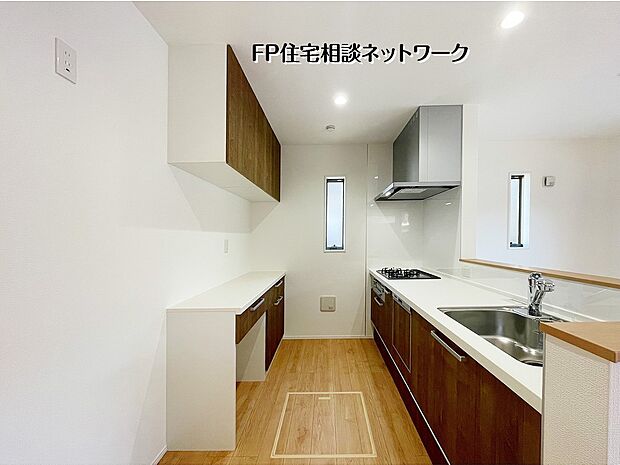 【キッチン】 キッチンは作業動線に配慮した配置で、調理や片付けがしやすい設計。収納スペースも確保され、日々の家事を支える使い勝手のよい空間です。