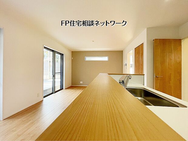 【リビングカウンター】 明るい日差しが差し込む大開口の窓と、木の温もりが調和する開放的な住まい。シンプルながらも洗練された飽きのこないデザインが、ご家族の穏やかで豊かな暮らしを包み込みます。