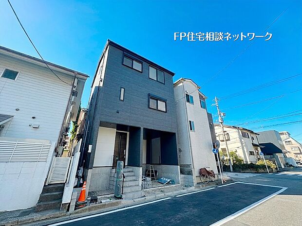 【外観】 空が広がる閑静な住宅街。モノトーンを基調とした外観は、流行に左右されない美しさがあります。採光に配慮された窓配置で、室内まで明るい光が差し込む心地よい住まいです。