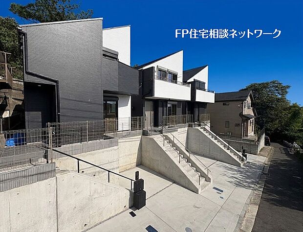 【外観】 白と黒のコントラストが洗練されたスタイリッシュな外観の戸建て住宅です。モダンで落ち着いたデザインは、周囲の住宅街にも馴染みやすく、機能的な駐車スペースも確保されています。