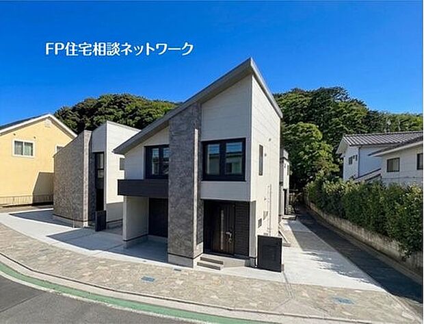 【類似外観同仕様】施工例のため分譲中の建物とは外壁、屋根開口部等の形状・仕様が異なります。