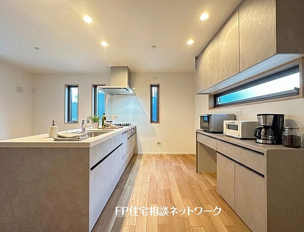 【キッチン】 本画像はAIがCGで家具を作成しており、実際の現地に家具は設置されておりません。また、販売価格に家具等は含まれておりません。