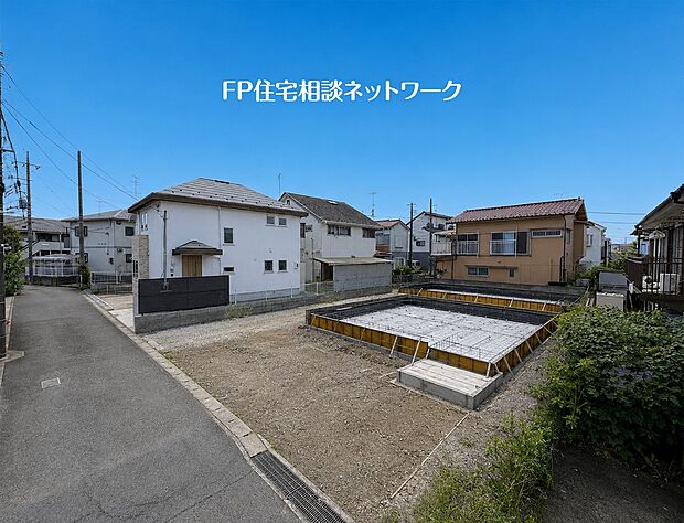 車通りの少ない落ち着いた住宅街に誕生する新築戸建。周辺は低層住宅が中心で、穏やかな住環境が広がります。現地で街並みや陽当たり、周辺環境をゆっくりご確認いただけます。