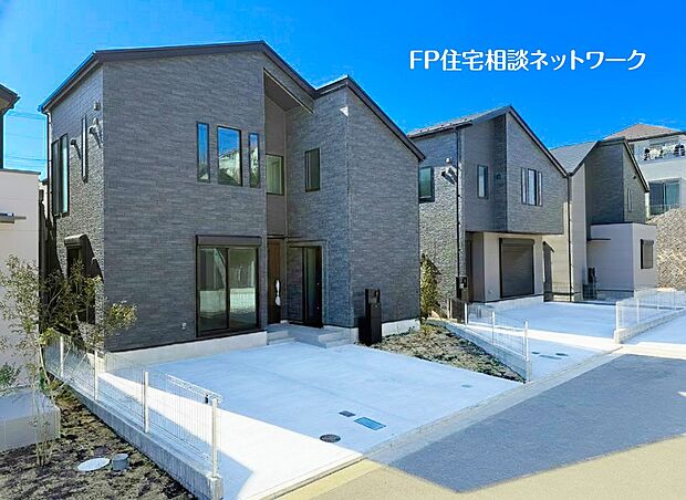 【類似外観同仕様】施工例のため分譲中の建物とは外壁、屋根開口部等の形状・仕様が異なります。