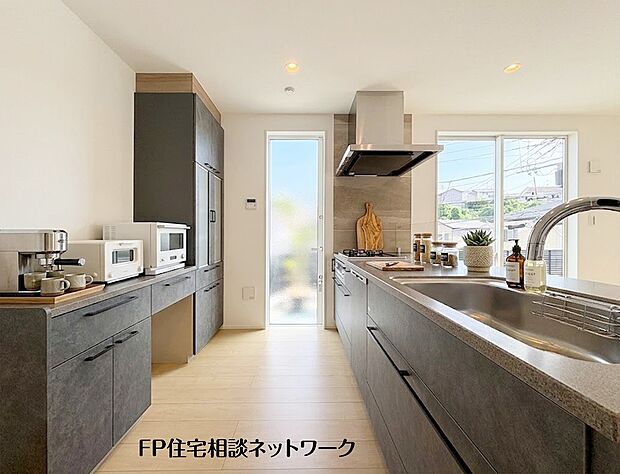 【キッチン】 本画像はAIがCGで家具を作成しており、実際の現地に家具は設置されておりません。また、販売価格に家具等は含まれておりません。