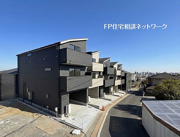 【類似外観同仕様】施工例の為、分譲中の建物とは外壁、屋根開口部等の形状・仕様が異なります。