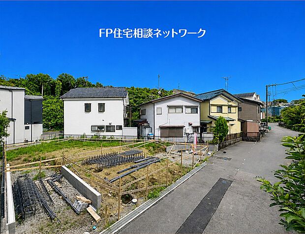 自然豊かな環境と都市の利便性を兼ね備えた、落ち着いた住宅街の一角です。前面道路に面しており、開放的で明るい住環境が期待できます。