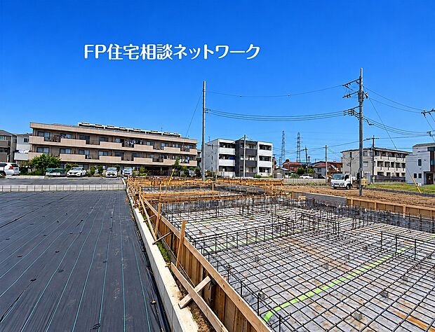 周辺は穏やかな空気が流れる住環境良好なエリアです。ご家族のライフスタイルを豊かに彩る、機能性と美しさを兼ね備えた2階建ての新築戸建てです。