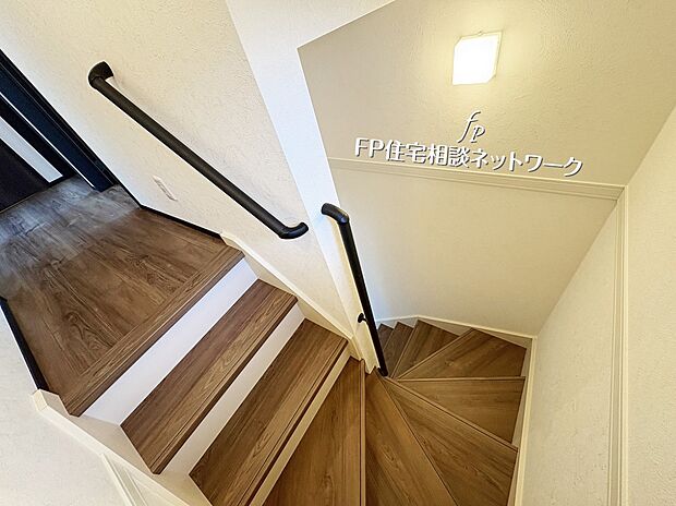 【その他内観】足元を明るく照らす窓のある階段は、手摺り付き。お子様やご年配の方はもちろん、お荷物を持っての移動にも助かります。