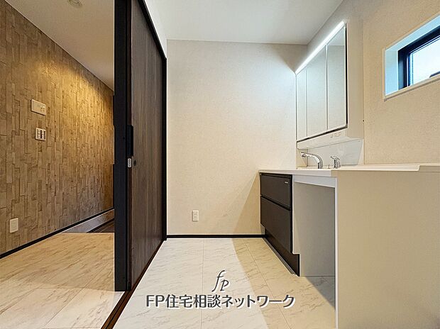 【洗面台・洗面所】1日に何度も使う洗面化粧台。お手入れしやすい一体型ボウルと壁だし水栓。ミラー部分はキャビネットですので、小物類を収納すれば生活感も出ず美しさを保てます。