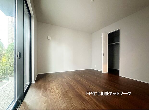 【洋室】大きな窓から柔らかな光が差し込む洋室。心地よい時間を過ごせるプライベート空間。