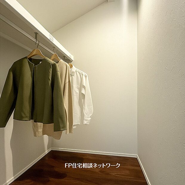 【ウォークインクローゼット】ウォークインクローゼット　衣類を多くお持ちの方には嬉しい間取り。収納力だけではなく、綺麗に見やすく整理できるので、着たい洋服を見つけやすい。