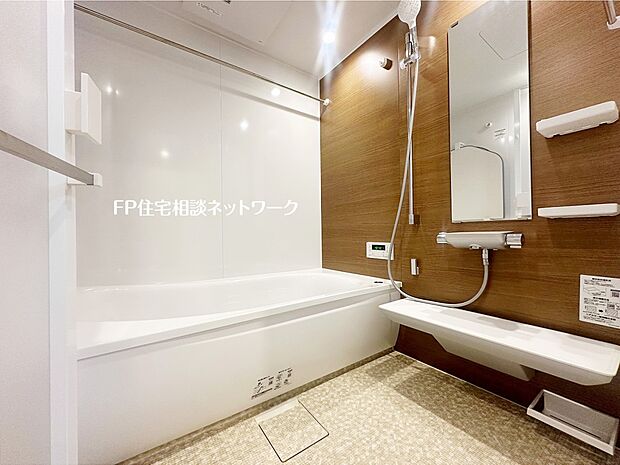 【浴室】木目調パネルが温もりを感じさせるバスルーム。落ち着いた雰囲気の中で一日の疲れを癒せる上質な空間です。
