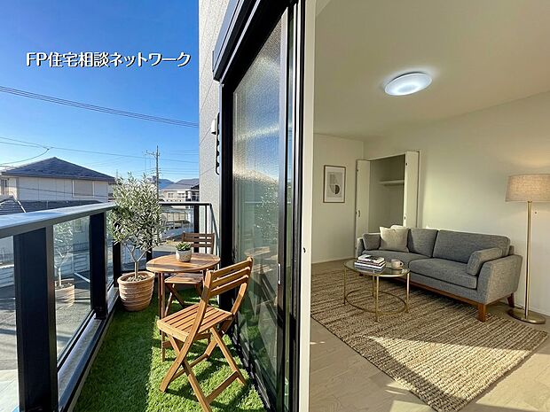 【バルコニー】【バルコニー】本画像はAIがCGで家具作成しており、実際の現地に家具は設置されておりません。また、販売価格に家具等は含まれておりません。