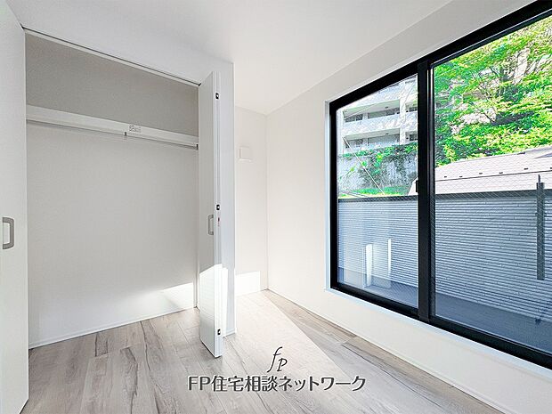 【洋室】やわらかな陽光が差し込む心地よい空間。シンプルで美しいデザインと収納のバランスが魅力です。