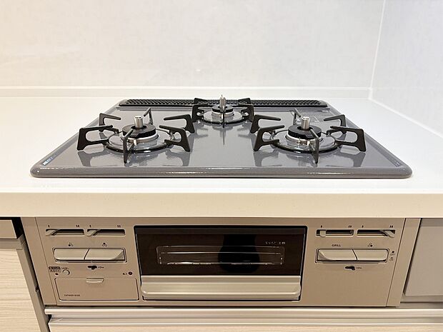 【3口ガスコンロ　】慣れている方も多く、火力が目に見えるため、使いやすいという方も多い、3口のガスコンロ仕様です。