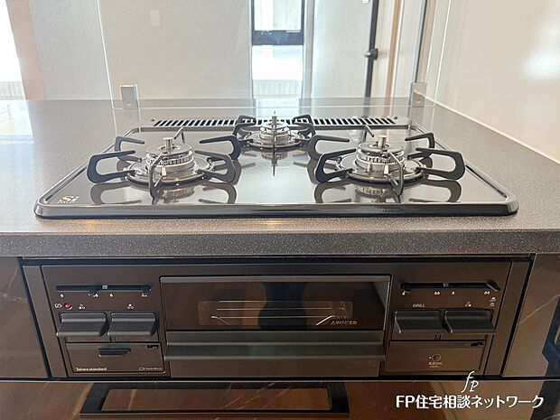 【その他内観】【類似外観同仕様】3口ガスコンロ　慣れている方も多く、火力が目に見えるため、使いやすいという方も多い、3口のガスコンロ仕様です。