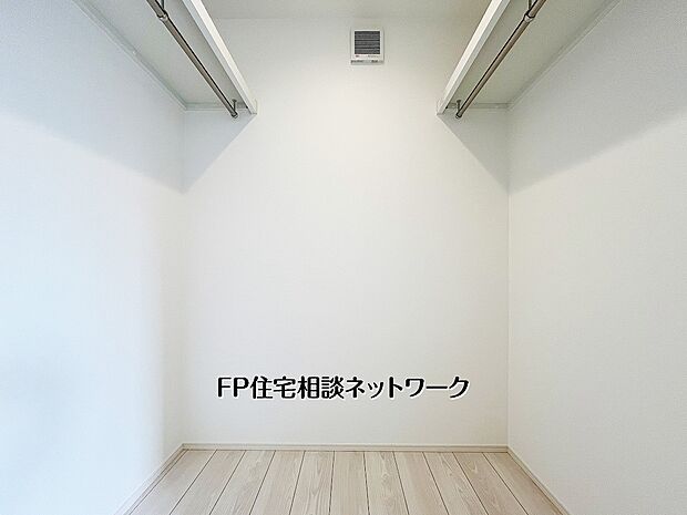 【収納】衣類はもちろん、季節家電やスーツケースも収まるゆとりのウォークインクローゼット。両サイドにハンガーパイプを備え、見やすく取り出しやすい収納動線を実現。家族の荷物もすっきり片付きます。