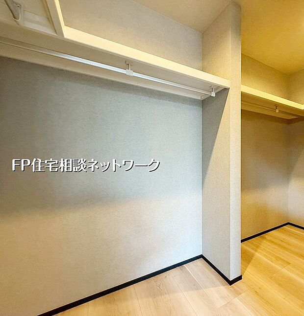 【収納】【ウォークインクローゼット】  類似同仕様、施工例のため分譲中の建物とは外壁、屋根開口部等の形状・仕様が異なります。