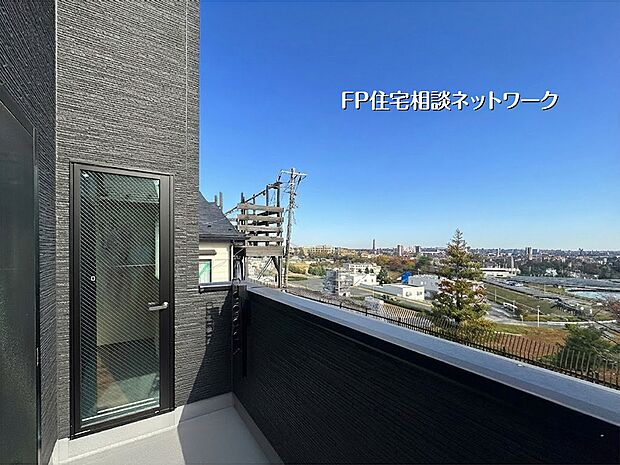 【バルコニー】都会の喧騒を忘れさせる、遮るもののない大パノラマビュー！ 抜けるような青空と遠くまで広がる景色が、日常を特別な時間に変えます。開放感あふれる空間をぜひ体験してください。