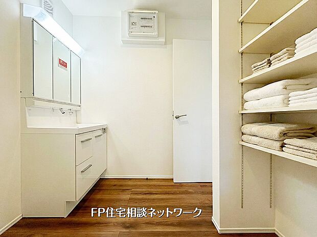 【洗面台・洗面所】【洗面脱衣室】  本画像はAIがCGでタオルを作成しており、実際の現地にタオルは設置されておりません。また、販売価格に家具等は含まれておりません。