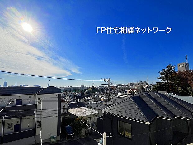 【住戸からの眺望写真】高台ならではの見晴らしが広がる開放的な眺望。遠くまで抜ける青空と街並みが、日々の暮らしに心地よいゆとりをもたらします。晴れた日は特に景色が楽しめる贅沢なロケーションです。