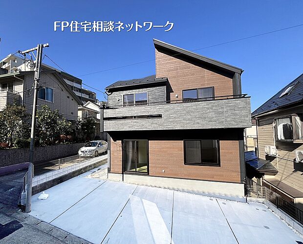 【前面道路含む現地写真】落ち着いた色合いが印象的なデザイン性の高い外観。前面はゆとりあるカースペースを確保し、車2台駐車可能。周辺は閑静な住宅街で、安心して長く暮らせる住環境です。