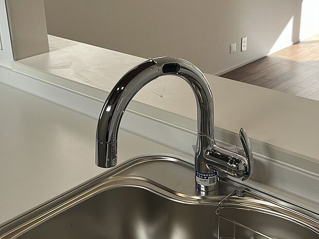 【ビルトイン浄水器】キッチンには浄水器を標準装備。最近は水を飲むという場面以外にも料理で使用したり、野菜を洗う場合もキレイな水で洗いたいという人が増えてきています。