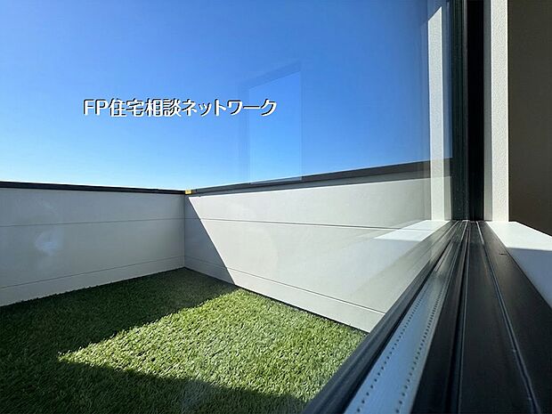 【バルコニー】【バルコニー】 本画像はAIがCGで芝を作成しており、実際の現地に芝は設置されておりません。また、販売価格に芝等は含まれておりません。