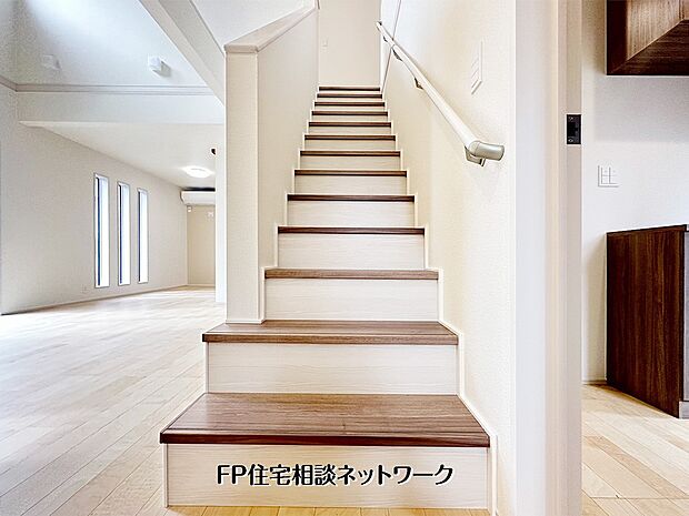 【その他内観】【リビングイン階段】明るく開放的なリビングに馴染む、洗練されたリビングイン階段。家族が自然に顔を合わせる設計で、日々のコミュニケーションが豊かに。白と木目を基調とした、清潔感あふれる心地よい住空間