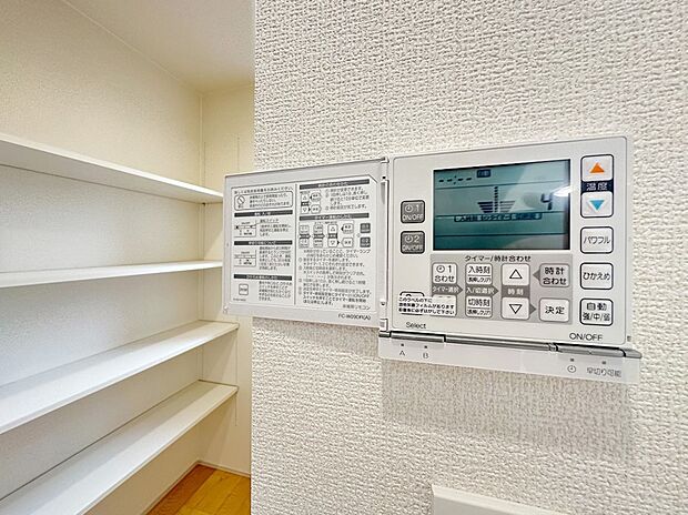 【床暖房】足元をじんわり温めてくれる床暖房。空気や肌を乾燥させることが少なく、ホコリや花粉などを舞い上げることもないので空気をクリーンに保ちます。