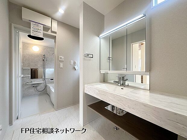 【その他内観】【洗面脱衣室】ホテルライクで高級感漂うワイドカウンターの洗面台。二人並んでもゆとりがあり、忙しい朝の支度もスムーズです。