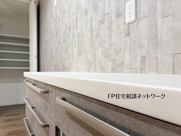 【キッチン】【カップボード】  落ち着いたトーンのカップボードは広めの天板で作業がしやすく、食品の仮置きや家電配置にも対応。背面には収納棚を備えています。