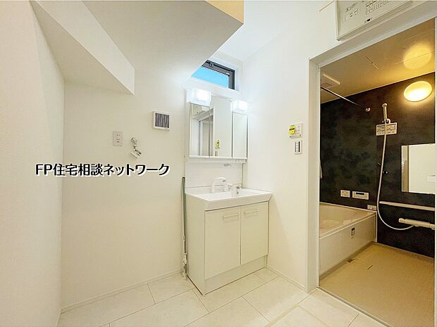 【洗面台・洗面所】【洗面脱衣室】 洗面室は白を基調とした清潔感のある空間。三面鏡付き洗面台で身支度がしやすく、浴室と隣接した配置により朝夕の動線にも配慮されています。