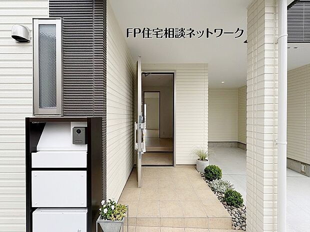 【玄関】【玄関アプローチ】  本画像はAIがCGで植栽を作成しており、実際の現地に植栽は設置されておりません。また、販売価格に植栽等は含まれておりません。