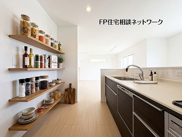 【キッチン】【キッチン】  本画像はAIがCGで棚・小物を作成しており、実際の現地に棚・小物は設置されておりません。また、販売価格に棚・小物等は含まれておりません。