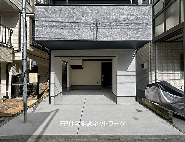 【駐車場】【ビルトイン車庫】 本画像はAIがCGで土間を作成しており、実際の現地に土間は施工されていません。