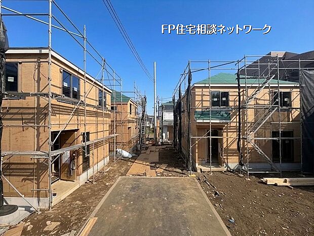【現地外観写真】青空に映えるデザイナーズ住宅が誕生。全棟南向きの明るい住空間で、家族の笑顔が広がります。統一感のある街並みが美しい、閑静な住宅街での新生活。