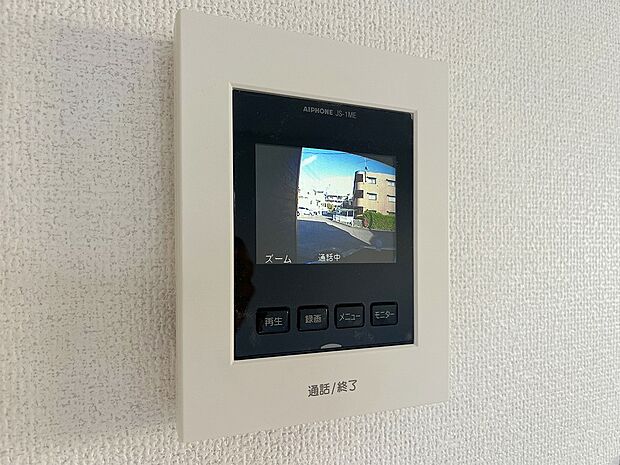 【TVモニター付きインターホン】モニター付インターホンが標準仕様です。不安になりがちな防犯面。目で確認できるからあんしんです。