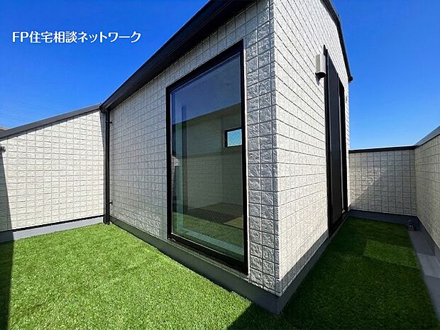 【バルコニー】【3階バルコニー】本画像はAIがCGで芝を作成しており、実際の現地に芝は設置されておりません。また、販売価格に芝等は含まれておりません。