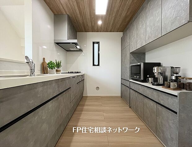 【キッチン】【キッチン】本画像はAIがCGで家具を作成しており、実際の現地に家具は設置されておりません。また、販売価格に家具等は含まれておりません。