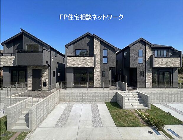 【現地外観写真】【外観】  グレーと石目の外壁がスタイリッシュな新築一戸建て。青空に映えるモダンな外観です。便利な駐車場2台付き。