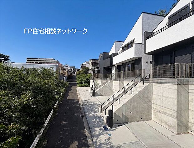 【前面道路含む現地写真】【外観】 開放感と陽当たりが魅力。車庫スペースもゆとりがあり、静かな住環境で快適な暮らしを実現。家具が映えるシンプルモダンな外観もポイントです。