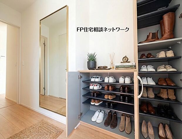 【玄関】【玄関】 本画像はAIがCGで靴・小物を作成しており、実際の現地に靴・小物は設置されておりません。また、販売価格に靴等は含まれておりません。